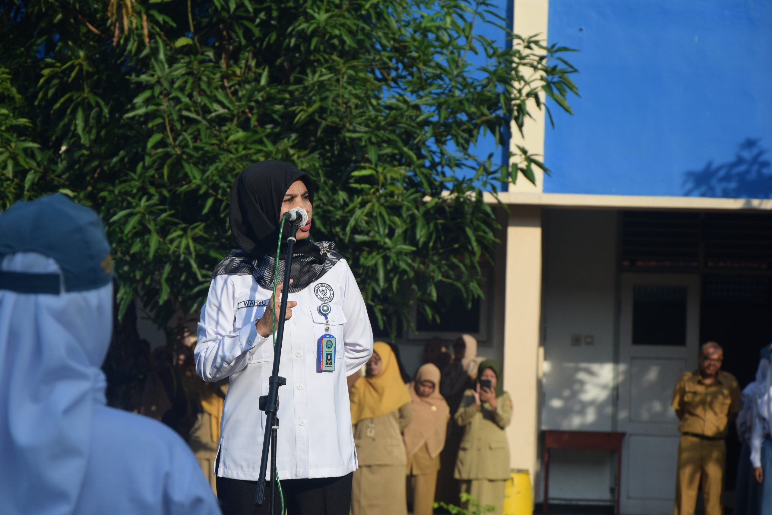 Ibu Wahyu Ratriani dari BNN Kabupaten Kendal Memberikan Amanat tentang Hidup Sehat Tanpa Narkoba di SMK Negeri 1 Kendal