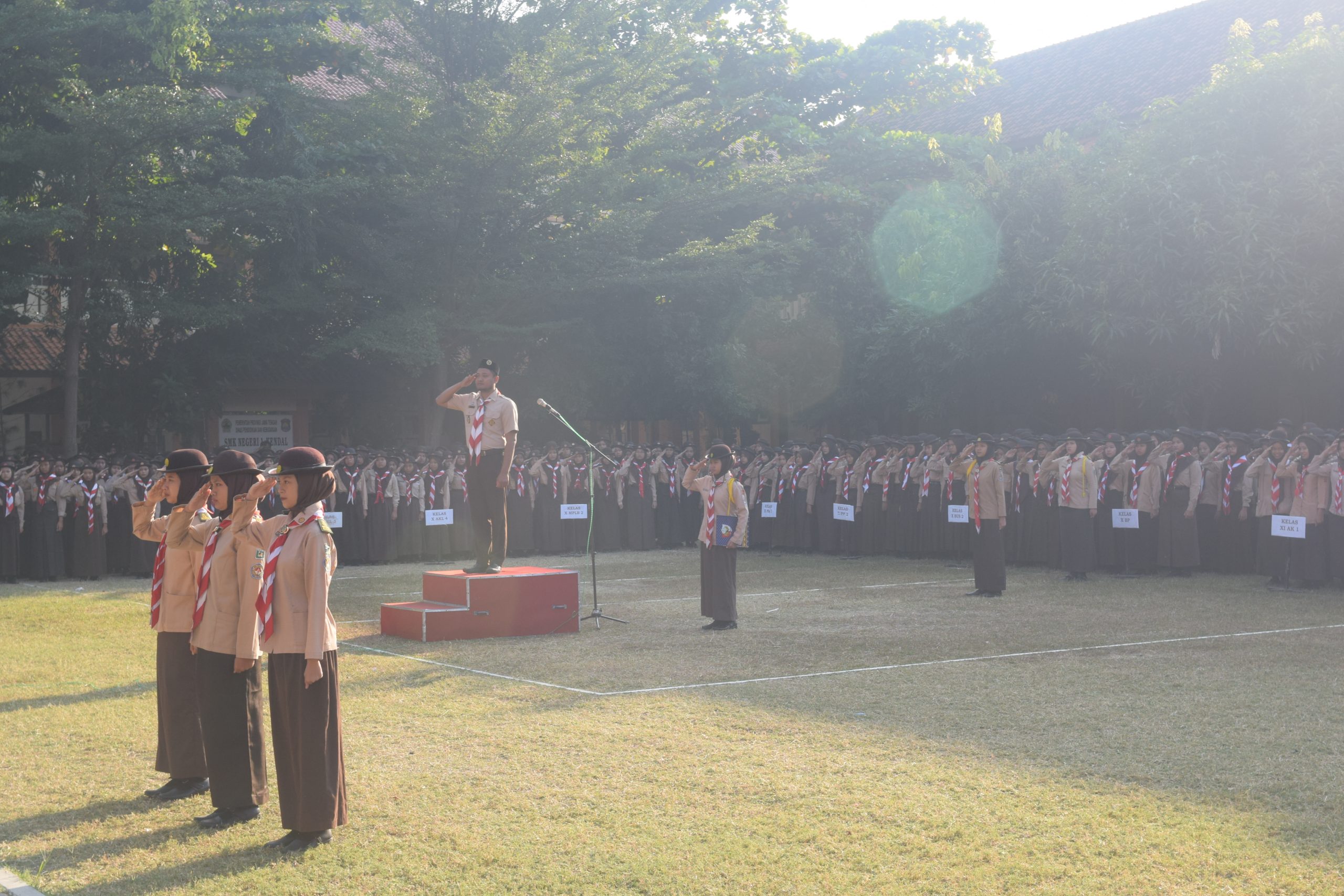 Meriah dan Khidmat: Upacara Peringatan Hari Pramuka ke-63 di SMK Negeri 1 Kendal, Lomba Seru, dan Sosialisasi Tata Tertib Baru
