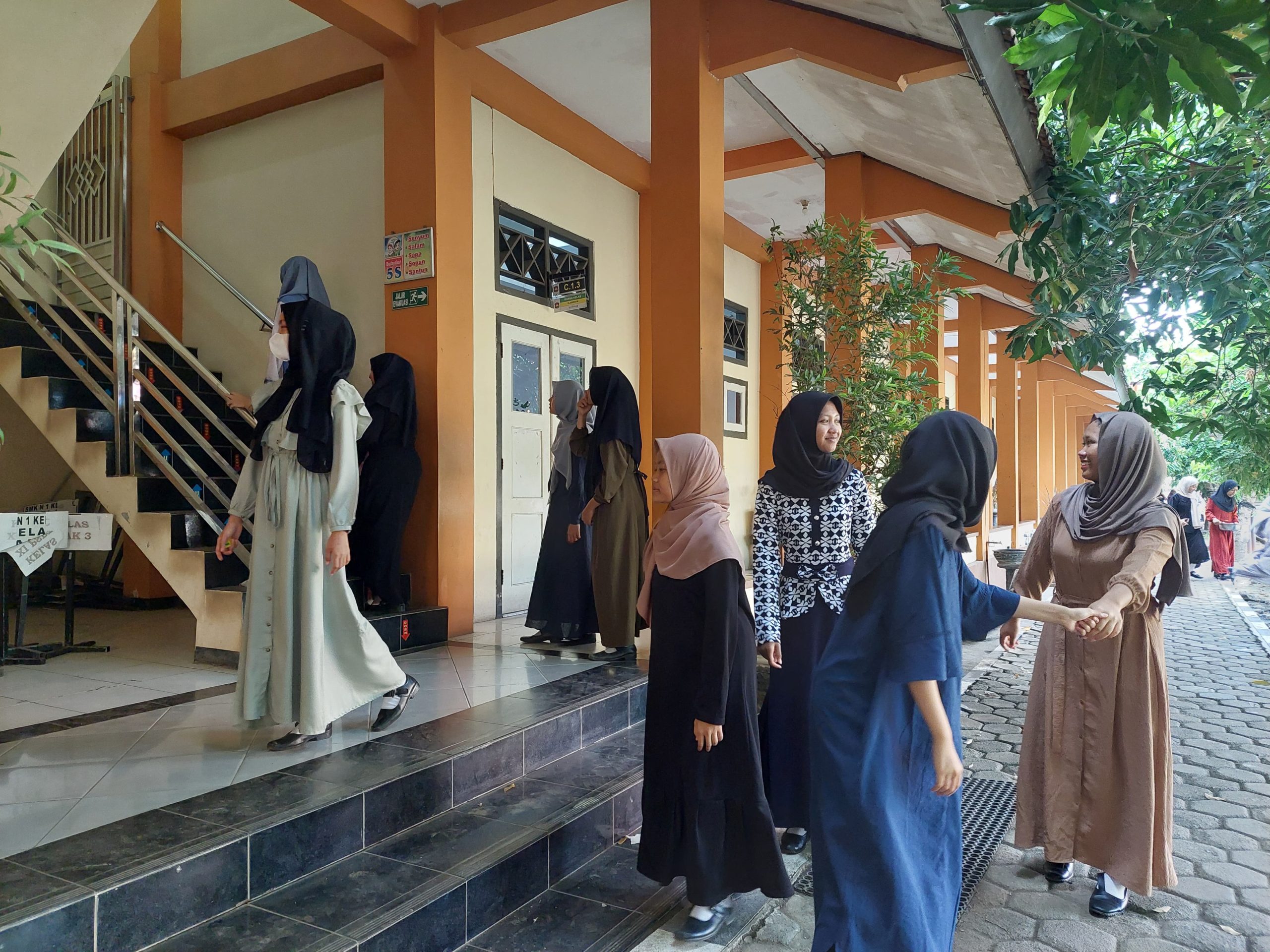 SMKN 1 Kendal Peringati Hari Santri Nasional 2024 dengan Penuh Keselarasan Mengenakan Busana Muslim