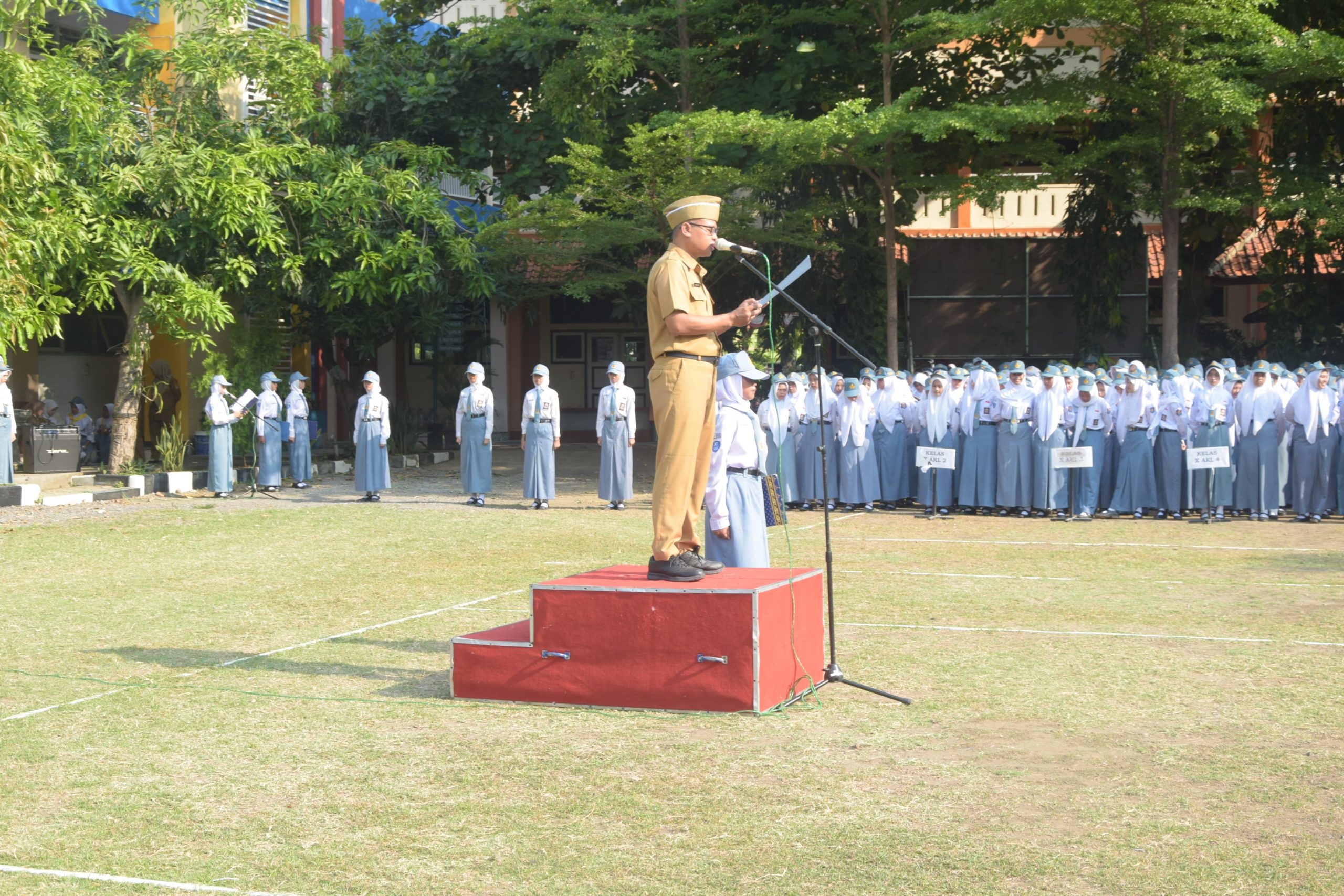 SMK N 1 Kendal Gelar Upacara Peringatan Hari Sumpah Pemuda ke-46 dan Perpisahan Mahasiswa PPL UNNES