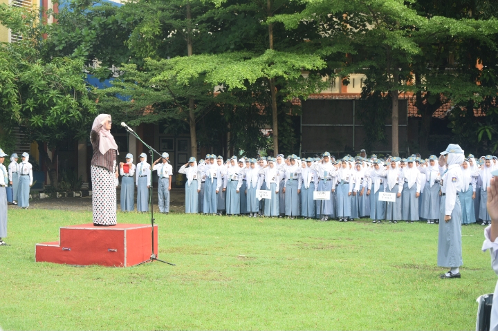 Upacara Peringatan Hari Guru Nasional di SMK Negeri 1 Kendal Berlangsung Khidmat