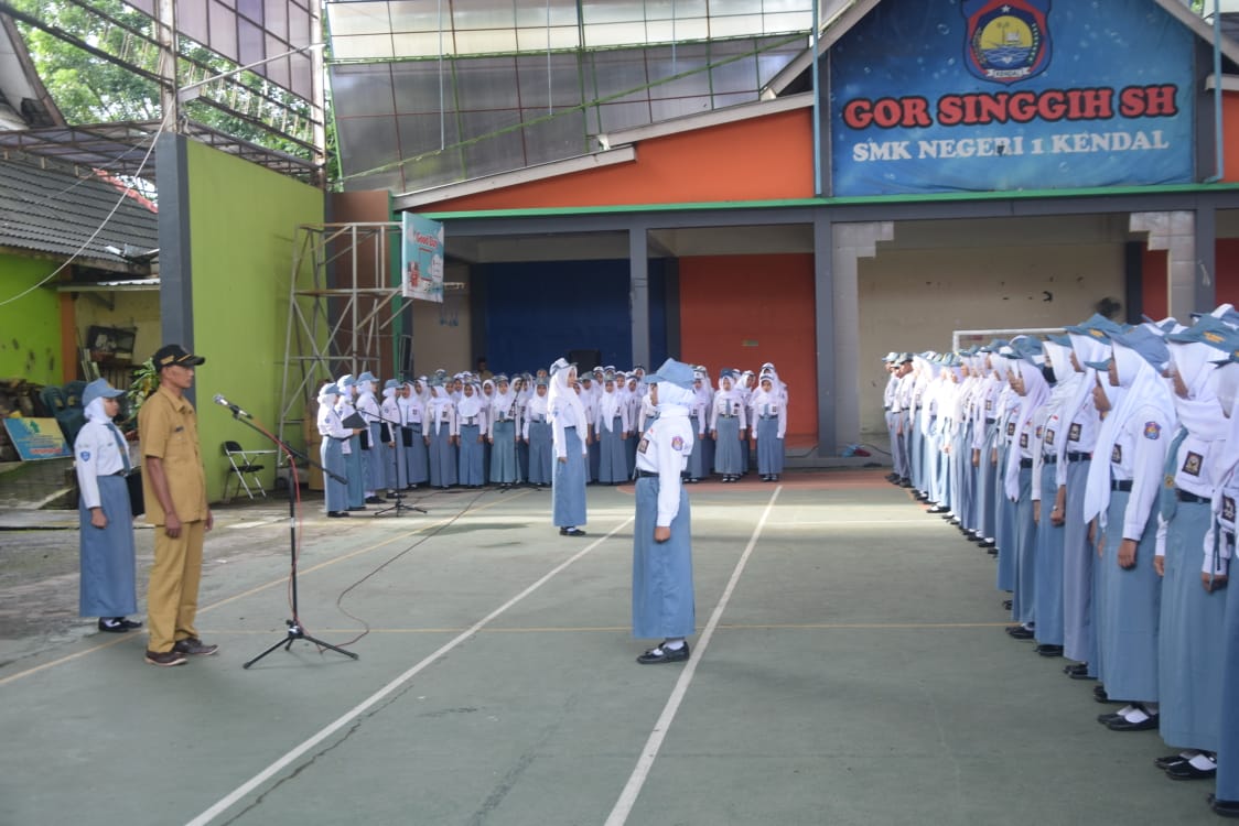 SMK N 1 Kendal Gelar Upacara Bendera Rutin,Tekankan Kebersihan dan Apresiasi Prestasi Siswa Kendal